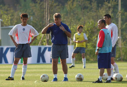 2002년 월드컵 당시 호흡 맞춘 히딩크·박항서. <연합 제공>